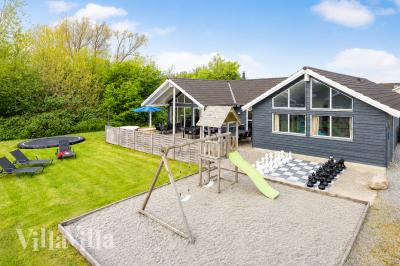 Den praktfulla poolstugan nr 255 med plats för 18 personer ligger i Sydjylland