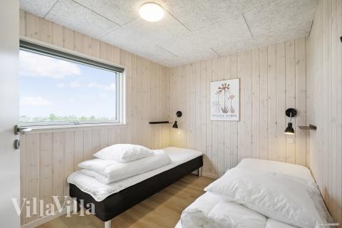 Ett av de 8 utmärkta sovrummen i lyxstuga nr 932 i Fyn och öar.