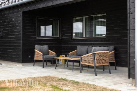 Lyxstuga nr 932 har en härlig terrass med sköna trädgårdsmöbler för 20 personer.