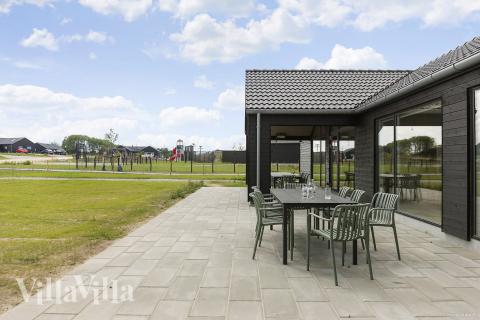 På terrassen i sommarhus nr 932 finns det plats för upp till 20 gäster.