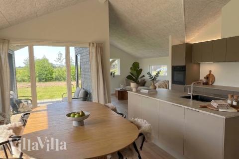 Det stora ljusa vardagsrummet i lyxstuga nr 942 för 8.