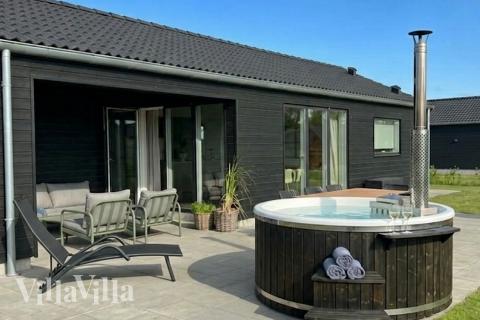 Njut av spabadets värme i lyxstuga nr 942 i Fyn och öar