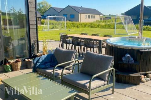 Lyxstuga nr 942 har en härlig terrass med sköna trädgårdsmöbler för 8 personer.