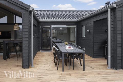 På terrassen i sommarhus nr 947 finns det plats för upp till 12 gäster.