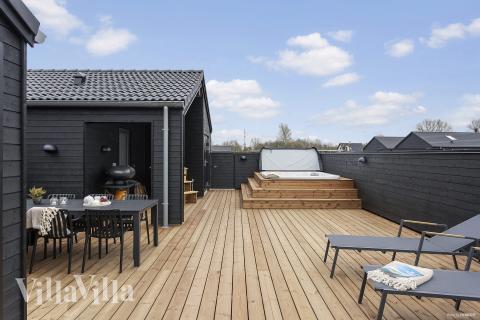 Stor terrass i lyxstuga nr 947 i Vestjylland.