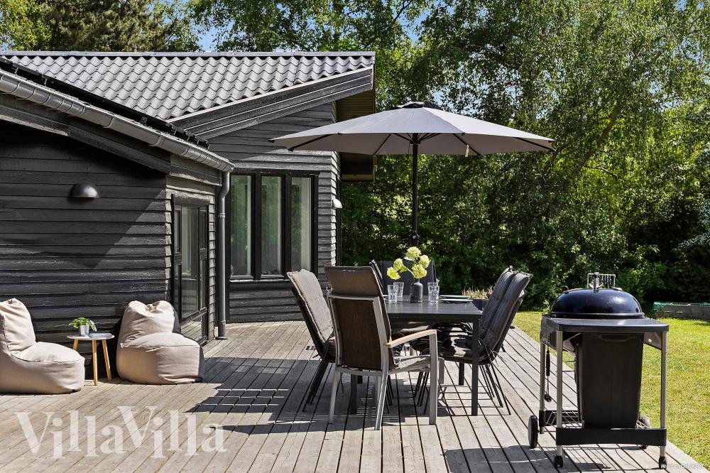 På terrassen i sommarhus nr 963 finns det plats för upp till 10 gäster.