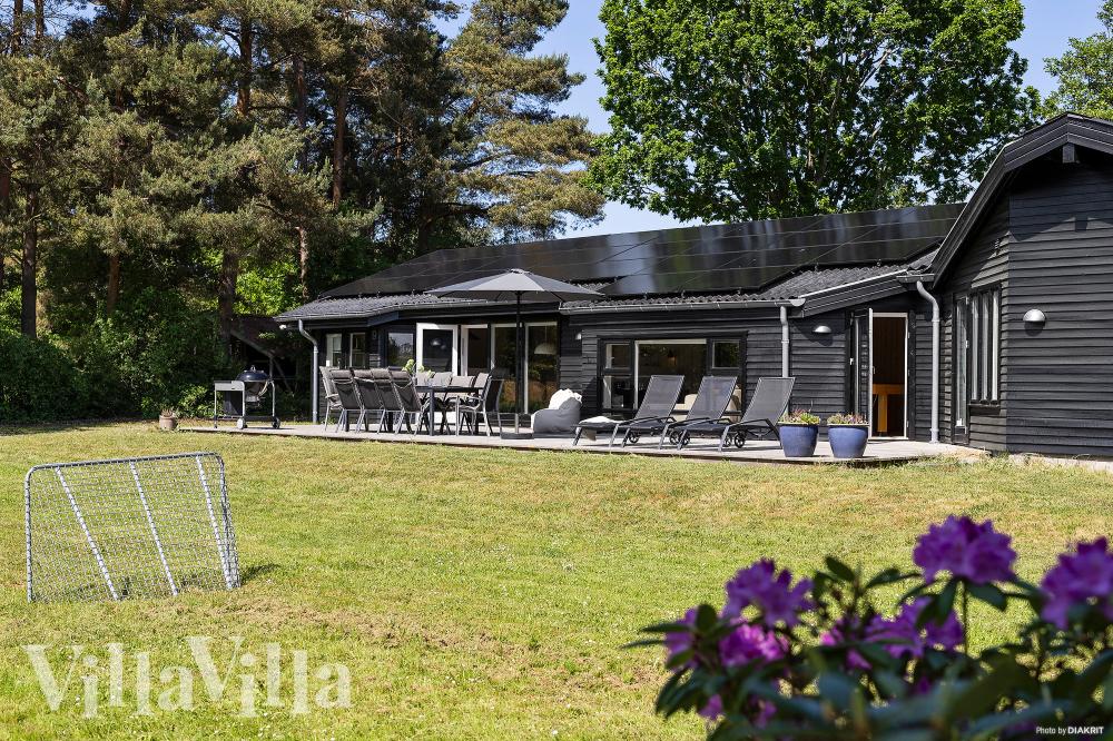 Den praktfulla poolstugan nr 963 med plats för 10 personer ligger i Nordsjälland