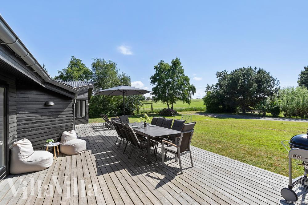 Stor terrass i lyxstuga nr 963 i Nordsjälland.