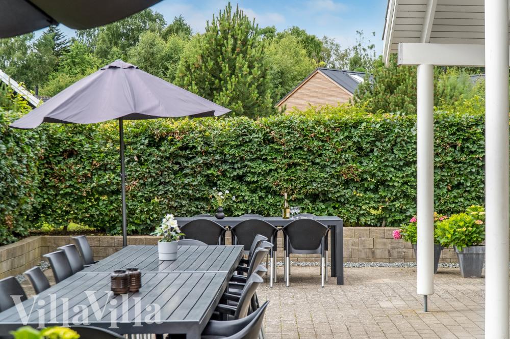 Njut av en grillkväll på terrassen i lyxstuga nr 276 i Nordsjälland