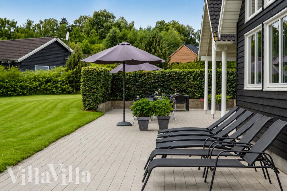 På terrassen i sommarhus nr 276 finns det plats för upp till 18 gäster.