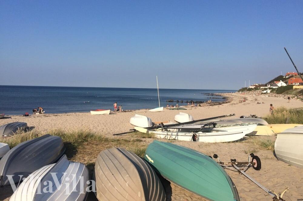 Den vackra stranden i närheten av lyxhus 276 vid Nordsjälland.