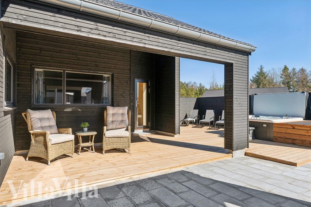 Njut av en grillkväll på terrassen i lyxstuga nr 962 i Lolland/Falster/Møn