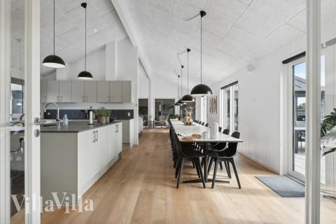 Det stora ljusa vardagsrummet i lyxstuga nr 961 för 30.