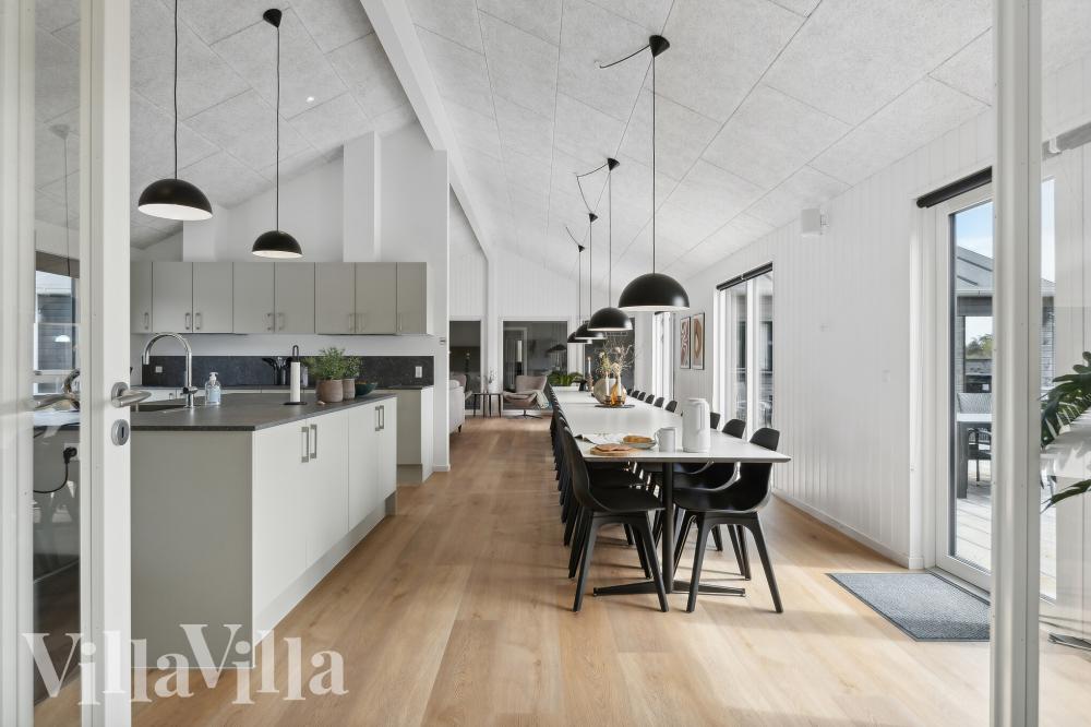 Det stora ljusa vardagsrummet i lyxstuga nr 961 för 30.