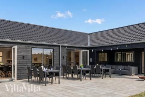 Njut av en grillkväll på terrassen i lyxstuga nr 961 i Lolland/Falster/Møn