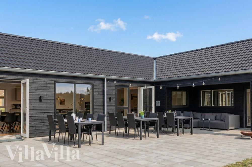 Njut av en grillkväll på terrassen i lyxstuga nr 961 i Lolland/Falster/Møn