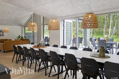 Det stora ljusa vardagsrummet i lyxstuga nr 826 för 18.