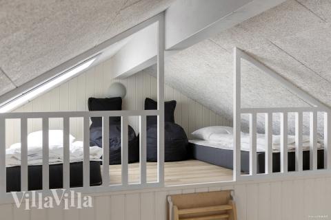 Några av de 18 sovplatserna finns på loftet i lyxstuga nr 826