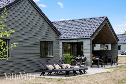 Njut av en grillkväll på terrassen i lyxstuga nr 826 i Østjylland