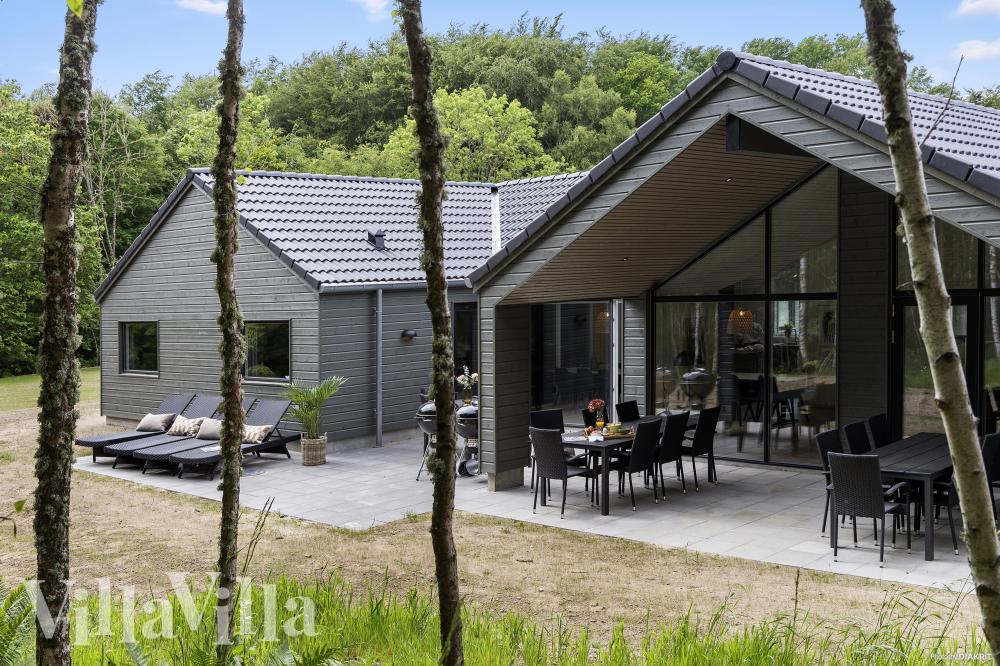 Den praktfulla poolstugan nr 826 med plats för 18 personer ligger i Østjylland
