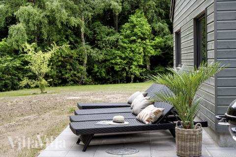 På terrassen i sommarhus nr 826 finns det plats för upp till 18 gäster.