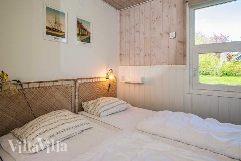 Ett av de 5 utmärkta sovrummen i lyxstuga nr 964 i Østjylland.