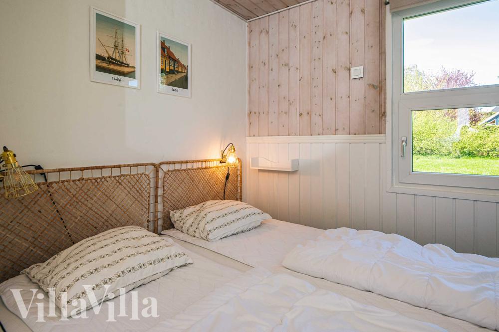 Ett av de 5 utmärkta sovrummen i lyxstuga nr 964 i Østjylland.