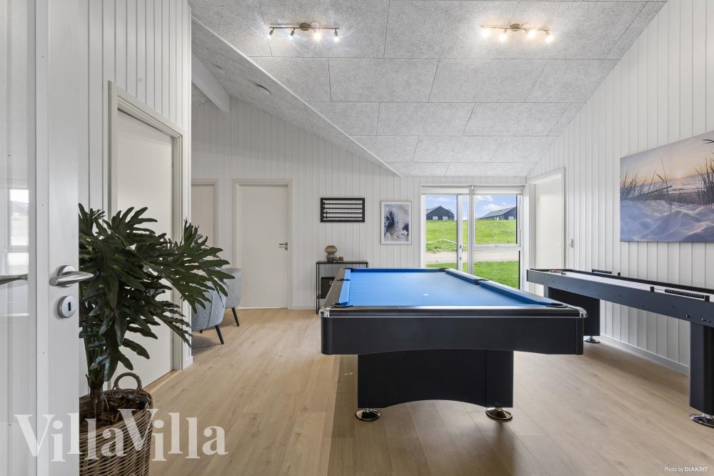 Förutom de många timmar som du kan tillbringa i stugans poolavdelning erbjuder lyxstuga 987 även biljard, bordtennis och dart