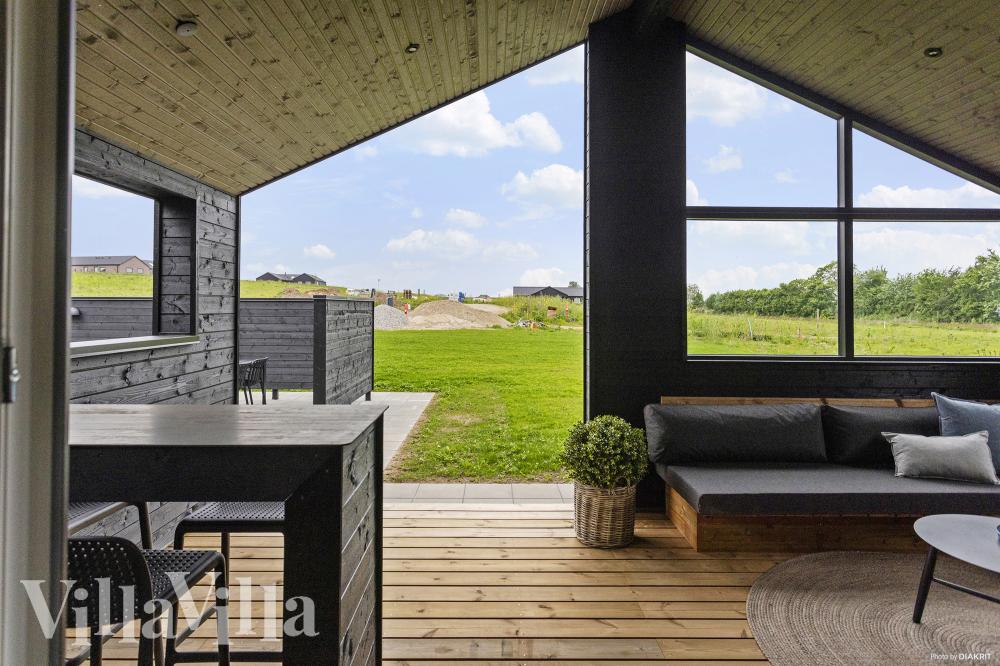 Njut av en grillkväll på terrassen i lyxstuga nr 987 i Bornholm
