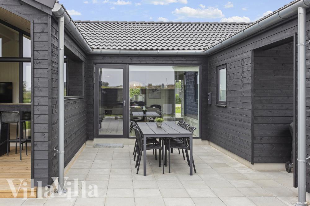 På terrassen i sommarhus nr 987 finns det plats för upp till 12 gäster.
