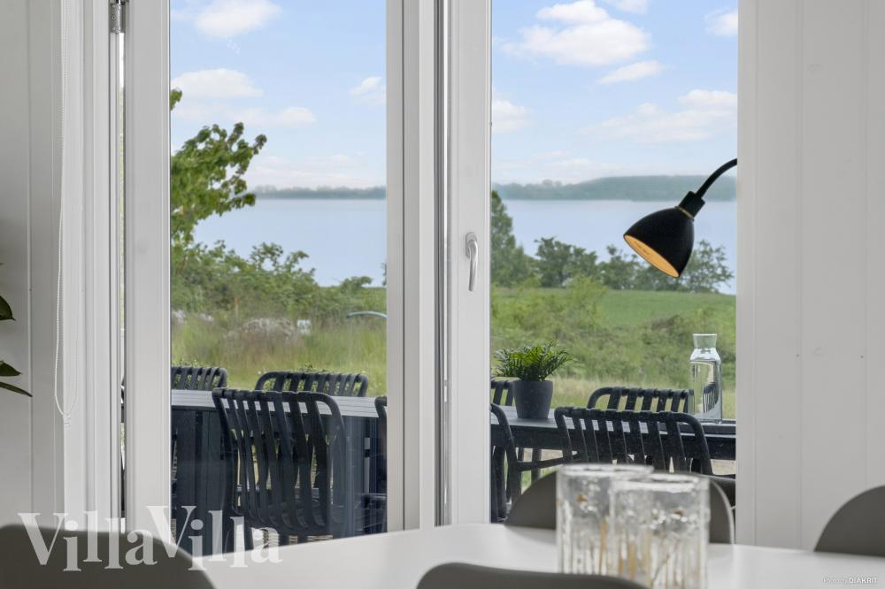 Det stora ljusa vardagsrummet i lyxstuga nr 922 för 14.