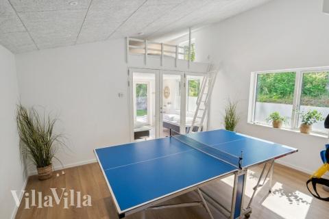 Förutom de många timmar som du kan tillbringa i stugans poolavdelning erbjuder lyxstuga 641 även biljard, bordtennis och dart
