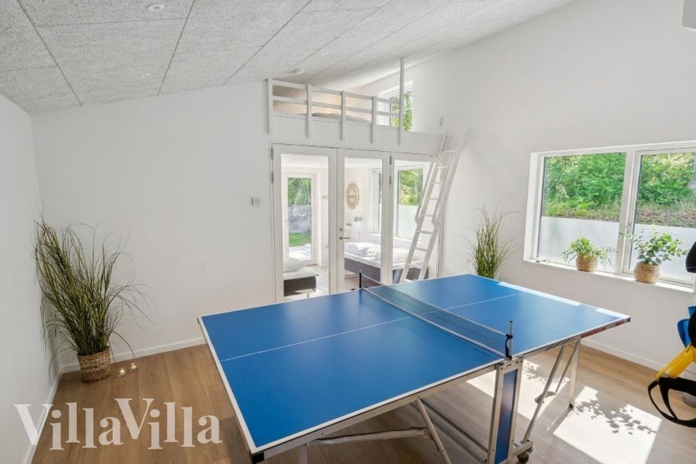 Förutom de många timmar som du kan tillbringa i stugans poolavdelning erbjuder lyxstuga 641 även biljard, bordtennis och dart