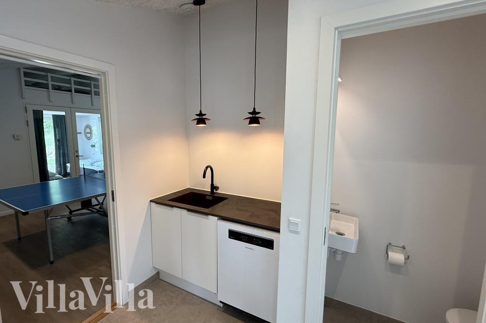 Den rymliga entrén i lyxstuga nr 641 i Nordsjälland