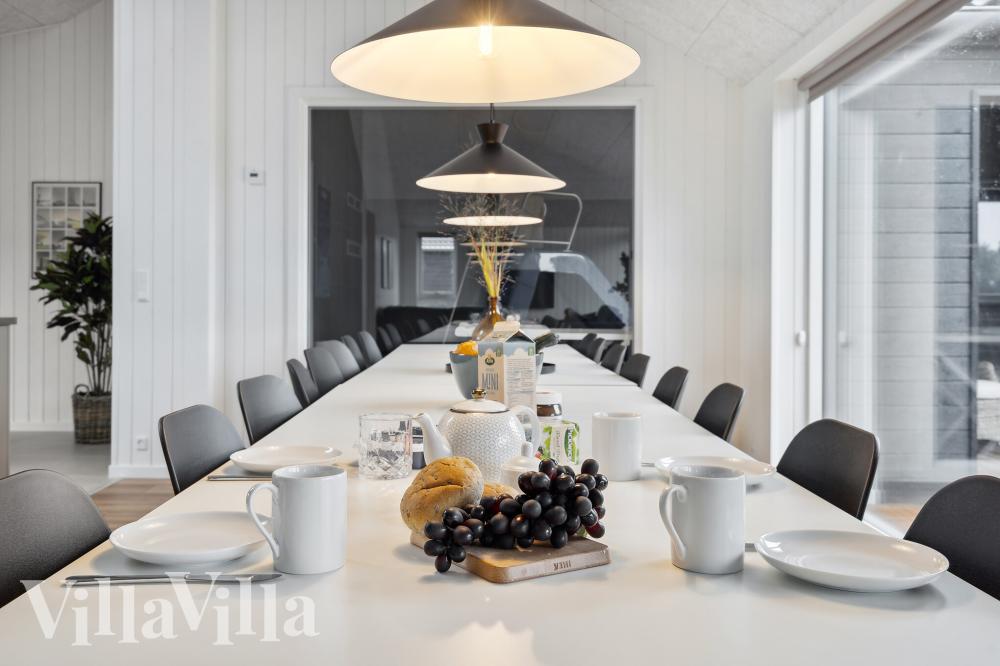 Det stora ljusa vardagsrummet i lyxstuga nr 976 för 14.