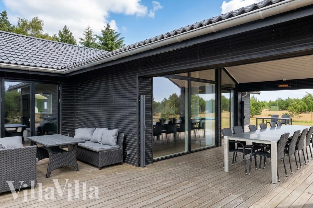 Njut av en grillkväll på terrassen i lyxstuga nr 976 i Lolland/Falster/Møn