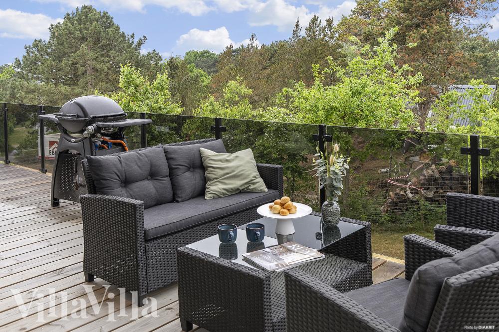 Njut av en grillkväll på terrassen i lyxstuga nr 968 i Østjylland