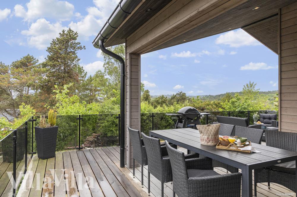 På terrassen i sommarhus nr 968 finns det plats för upp till 12 gäster.