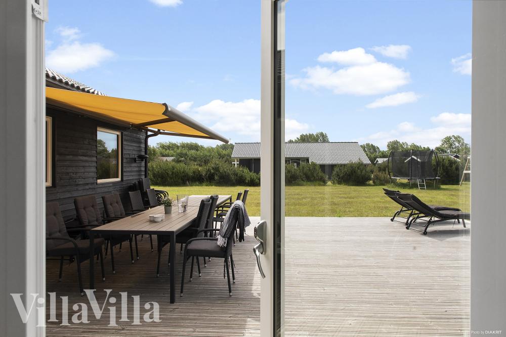 Njut av en grillkväll på terrassen i lyxstuga nr 969 i Lolland/Falster/Møn