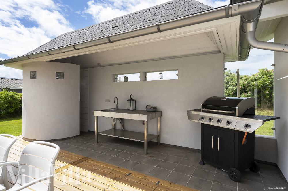 Njut av en grillkväll på terrassen i lyxstuga nr 970 i Vestjylland