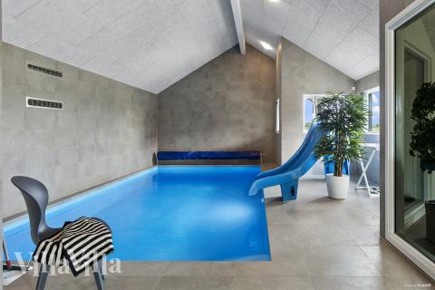 Sommarstuga 923 är inredd med en smakfull poolavdelning som har vattenrutschbana, ett stort inbyggt spapad och bastu