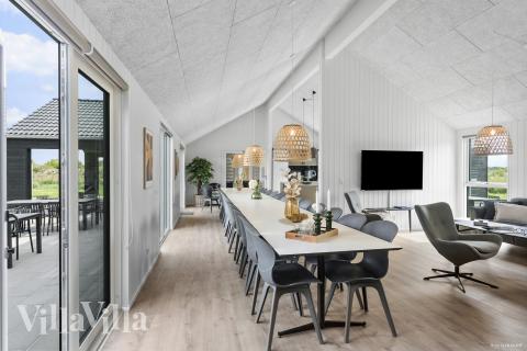 Det stora ljusa vardagsrummet i lyxstuga nr 923 för 30.