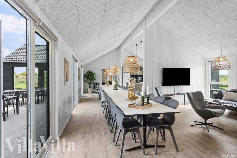 Det stora ljusa vardagsrummet i lyxstuga nr 923 för 30.