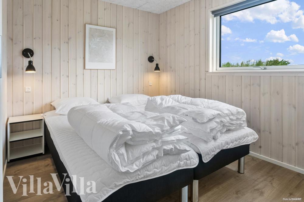 Ett av de 12 utmärkta sovrummen i lyxstuga nr 923 i Lolland/Falster/Møn.