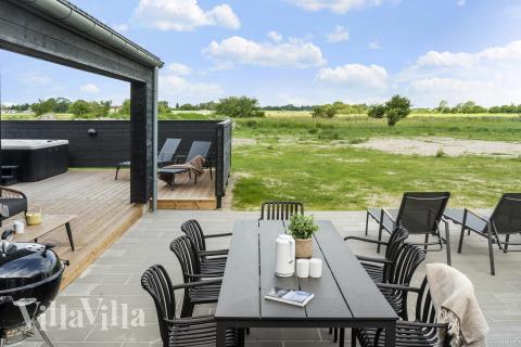 Njut av en grillkväll på terrassen i lyxstuga nr 923 i Lolland/Falster/Møn