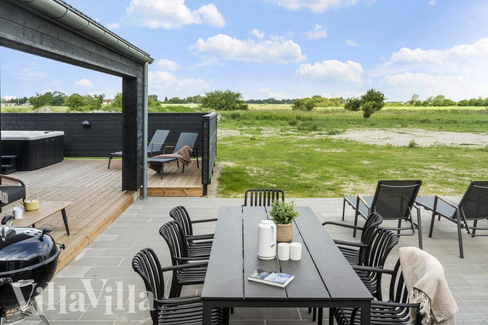 Njut av en grillkväll på terrassen i lyxstuga nr 923 i Lolland/Falster/Møn