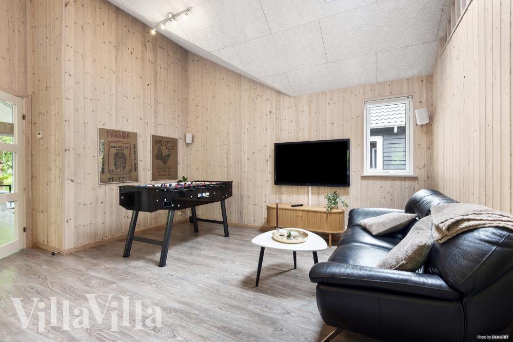 Aktivitetsrum i lyxstuga nr 313 med 7 sovrum och plats för 18 personer.