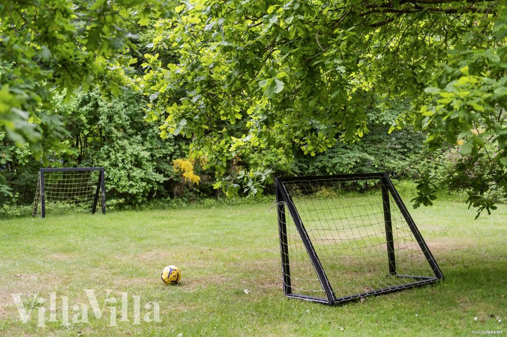 Till den trevliga sommarstugan nr 313 i Vestjylland erbjuds en mängd utomhusaktiviteter, t.ex. lektorn och gungor