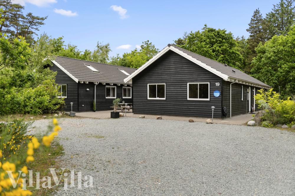 I Vestjylland ligger detta vackra poolhus nr 313 med plats för 18 personer.