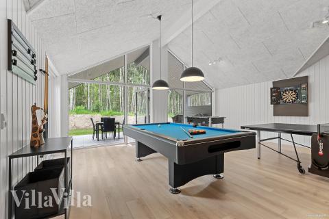 Förutom de många timmar som du kan tillbringa i stugans poolavdelning erbjuder lyxstuga 828 även biljard, bordtennis och dart